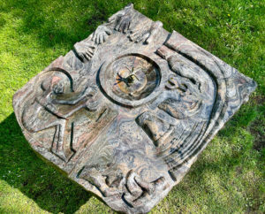 Tisch der Menschheit - Skulptur von Hannes. L. Götz im Bürgerpark Gröbenzell