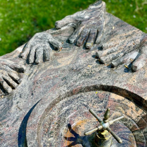 Tisch der Menschheit - Skulptur von Hannes. L. Götz im Bürgerpark Gröbenzell