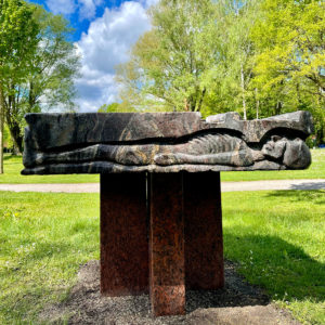 Tisch der Menschheit - Skulptur von Hannes. L. Götz im Bürgerpark Gröbenzell