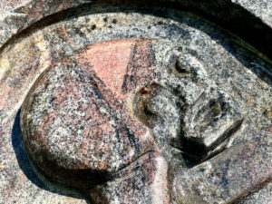 Tisch der Menschheit - Skulptur von Hannes. L. Götz im Bürgerpark Gröbenzell
